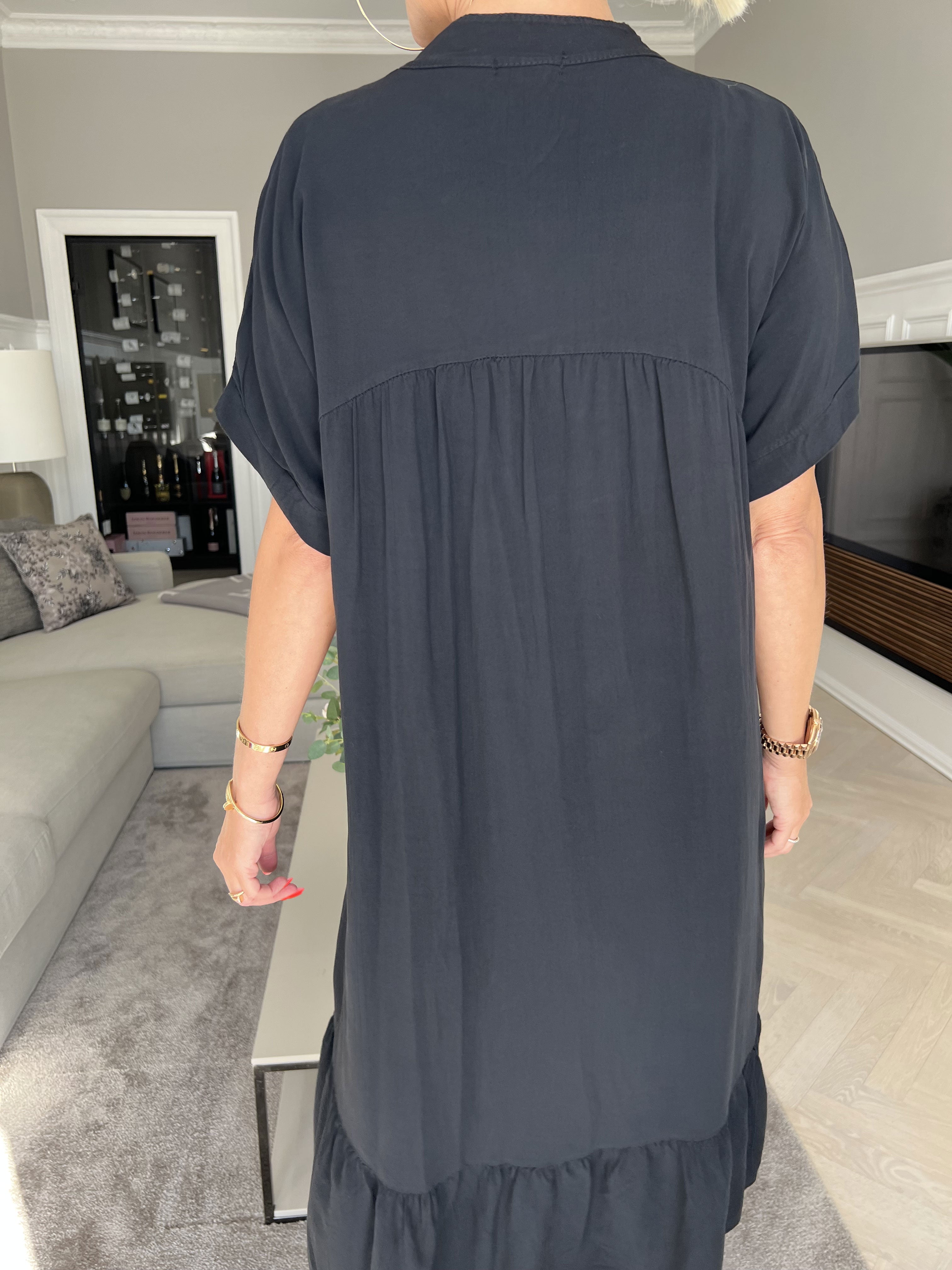 Cecil - Klänning i viskos med paljetter och ruffig fåll